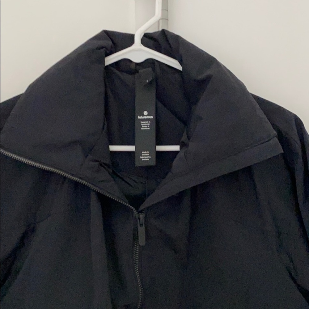 Lululemon windbreaker with zipped hood